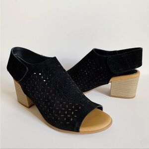 Korks size 8 black sandals leather cut outs hook & loop‎ closure 2 1/2"
heel